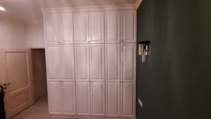 Встроенная стенка из натурального дерева, массив сосны, цвет белая эмаль, мебель изготовлена по индивидуальному проекту. Встроенная стенка из натурального дерева, массив сосны, цвет белая эмаль, мебель изготовлена по индивидуальному проекту.