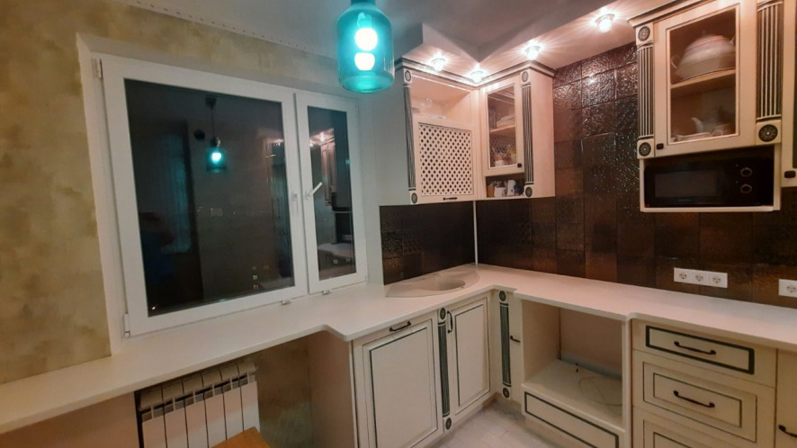 Кухня из натурального дерева из серии Пальма, массив берёзы, цвет шампань патинирование венге перламуторовый, мебель выполнена по индивидуальному проекту. Кухня из натурального дерева из серии Пальма, массив берёзы, цвет шампань патинирование венге перламуторовый, мебель выполнена по индивидуальному проекту.