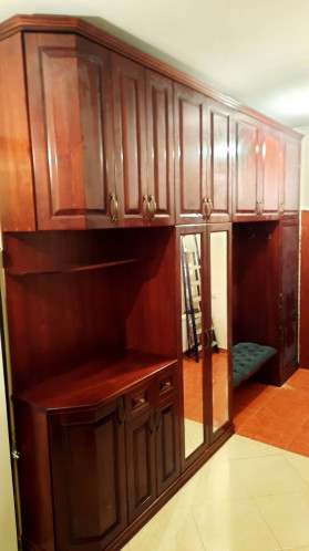 Стенка из натурального дерева из серии Пити, массив сосны, цвет красно-коричневый, мебель выполнена по индивидуальному проекту. Стенка из натурального дерева из серии Пити, массив сосны, цвет красно-коричневый, мебель выполнена по индивидуальному проекту.