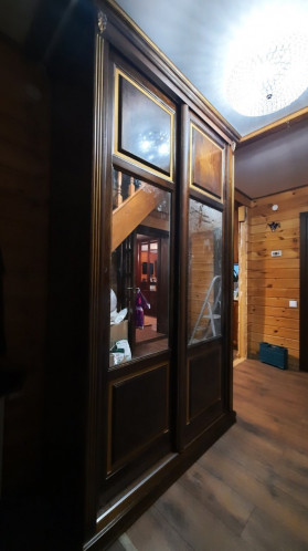 Шкаф-купе из натурального дерева Венеция 1, массив сосны, цвет красно-коричневый с золотой патиной. Шкаф-купе из натурального дерева Венеция 1, массив сосны, цвет красно-коричневый с золотой патиной.