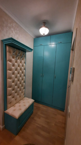 Стеновая панель и шкаф из натурального дерева, массив сосны, цвет бирюза. Стеновая панель и шкаф из натурального дерева, массив сосны, цвет бирюза.