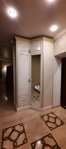 Шкаф угловой из натурального дерева из серии Оливия, массив сосны, цвет шампань с золотой патиной, мебель изготовлена по индивидуальному проекту. Шкаф угловой из натурального дерева из серии Оливия, массив сосны, цвет шампань с золотой патиной, мебель изготовлена по индивидуальному проекту.