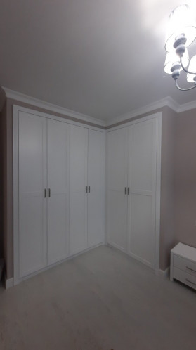 Шкаф встроенный из натурального дерева, массив сосны, цвет белая эмаль, мебель изготовлена по индивидуальному проекту. Шкаф встроенный из натурального дерева, массив сосны, цвет белая эмаль, мебель изготовлена по индивидуальному проекту.