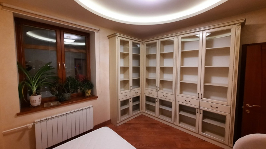 Библиотека угловая из натурального дерева из серии Оливия, массив сосны, цвет шампань с золотой патиной, мебель изготовлена по индивидуальному проекту. Библиотека угловая из натурального дерева из серии Оливия, массив сосны, цвет шампань с золотой патиной, мебель изготовлена по индивидуальному проекту.