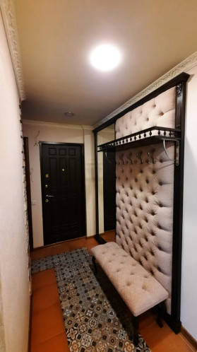 Стеновая панель с зеркалом из натурального дерева из серии Тунис, массив сосны, цвет венге 3. Стеновая панель с зеркалом из натурального дерева из серии Тунис, массив сосны, цвет венге 3.