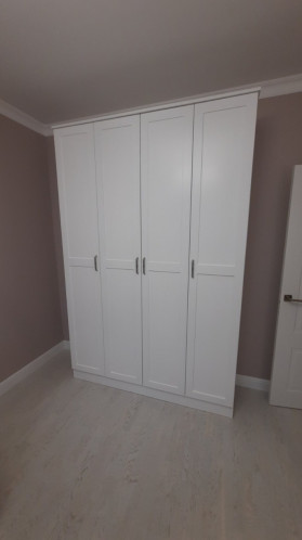 Шкаф четырёхстворчатый из натурального дерева из серии, массив сосны, цвет белая эмаль, мебель выполнена по индивидуальному проекту. Шкаф четырёхстворчатый из натурального дерева из серии, массив сосны, цвет белая эмаль, мебель выполнена по индивидуальному проекту.